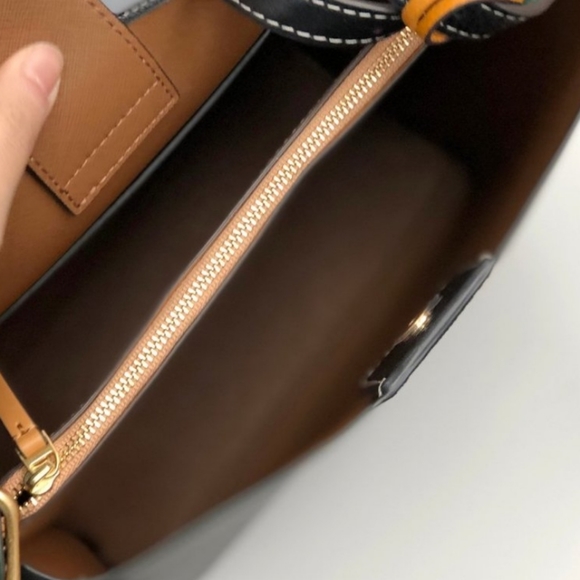 Tory Burch Perry Leather Bucket Bag. NWT - Picture 11 of 12